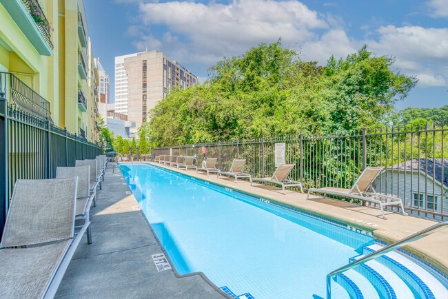 Exclusiva piscina de entrenamiento con terraza - Windsor at Midtown