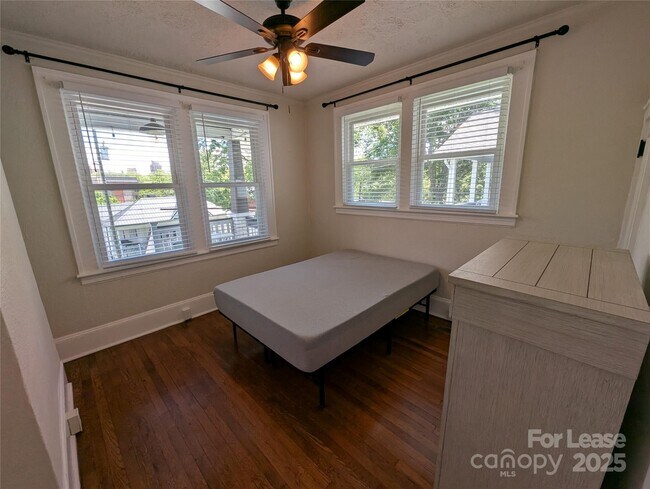 Foto del edificio - 28 Woodrow Ave