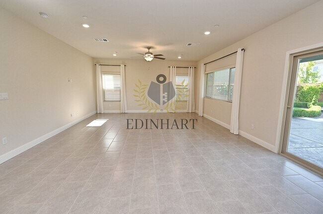 Foto del edificio - 645 Blue Oak Lane W