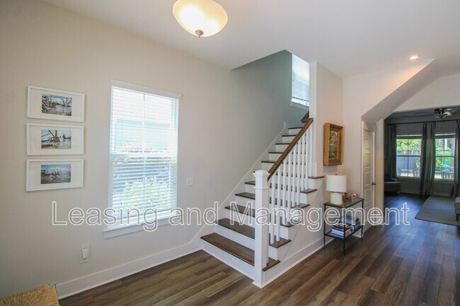 Building Photo - 2352 Lantern St
