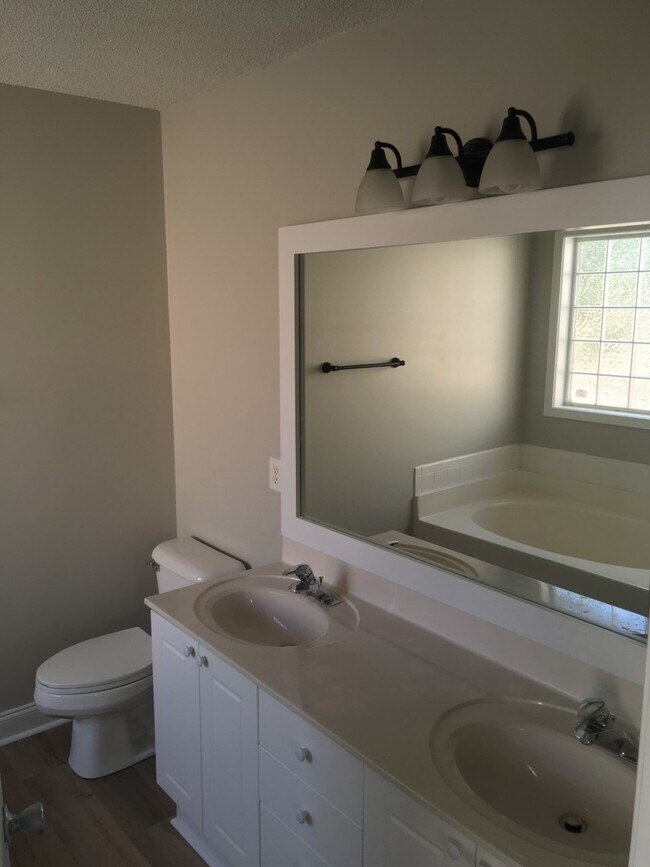 Foto del edificio - 720 Hillside Dr