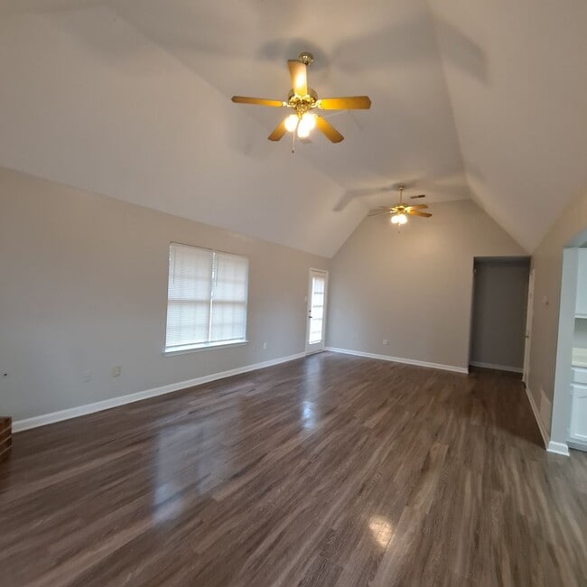 Building Photo - Welcome to this charming 3 bedroom, 2 bath...
