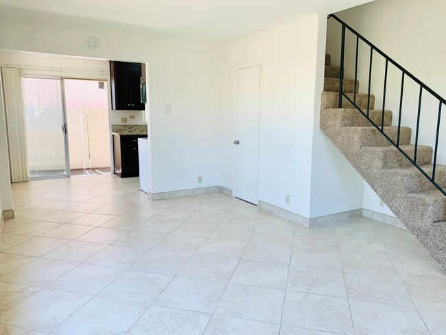 Foto del edificio - PERFECTLY LOCATED POINT LOMA 2BD/1.5BA TOW...
