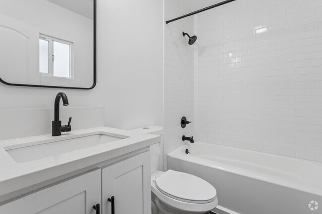 1 habitación, 1 baño - 300 pies cuadrados - Baño - 2519 E. Monroe St.