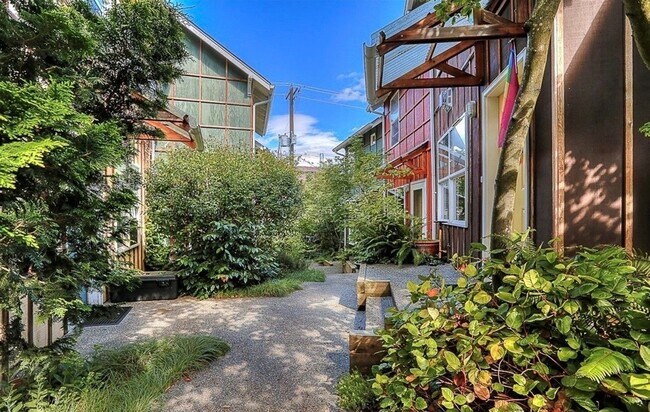 Building Photo - Capitol Hill Townhome