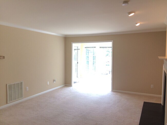 Building Photo - 126 River Oaks Ct