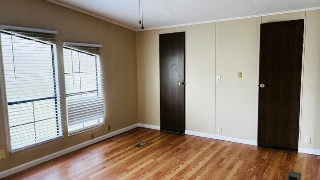 Building Photo - 1982 US-441