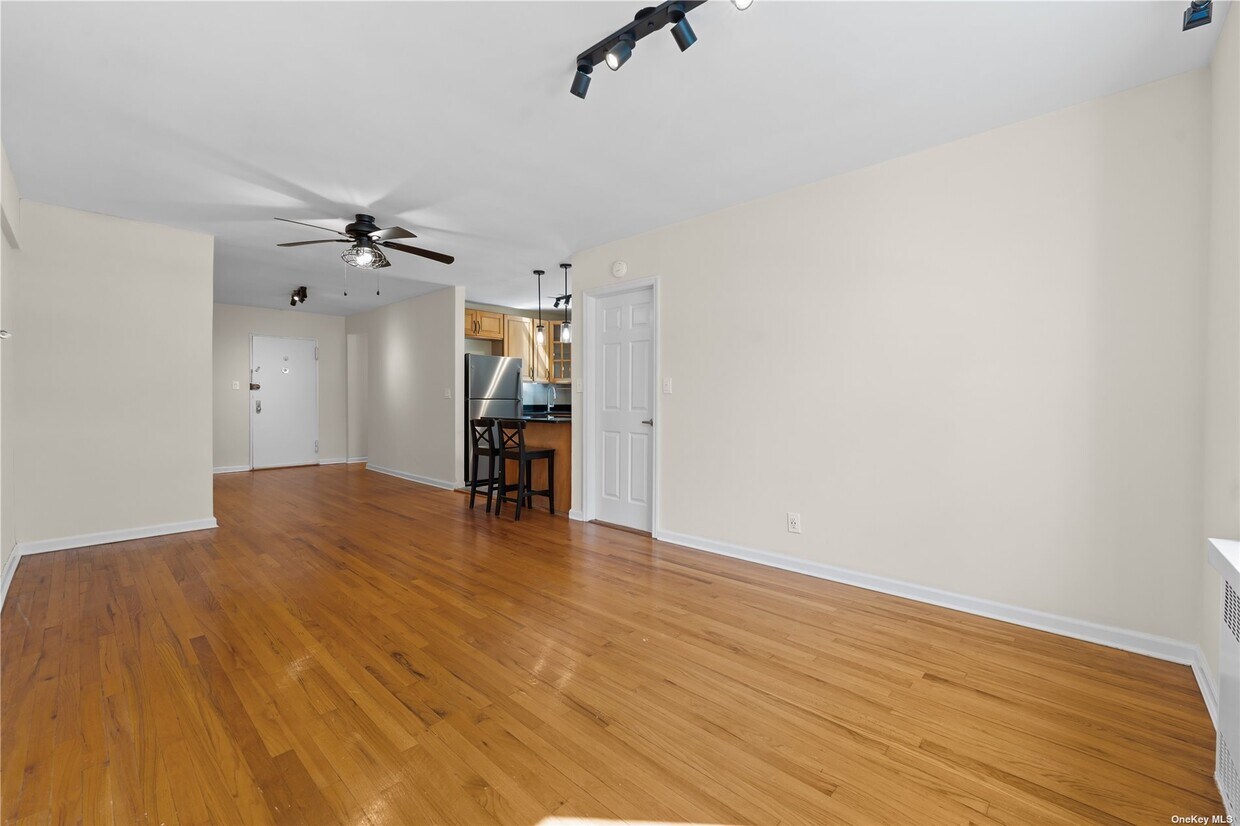 Foto del edificio - 102-21 63rd Rd
