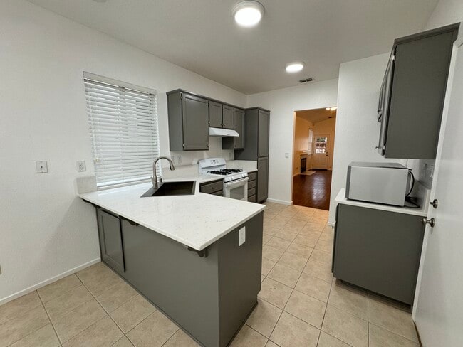 Building Photo - 905 Sapphire Cir