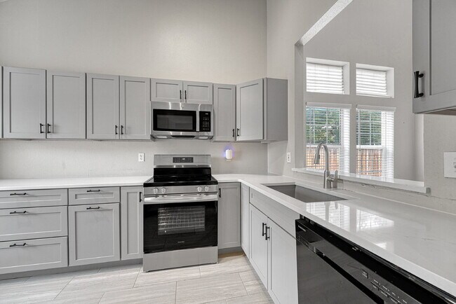 Building Photo - $2,595.00, 3 bedroom + loft, 3 bath, locat...