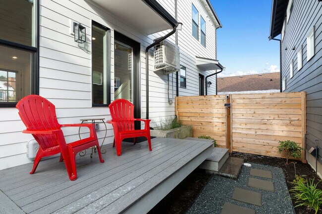 Foto del edificio - 4421 Fauntleroy Wy SW