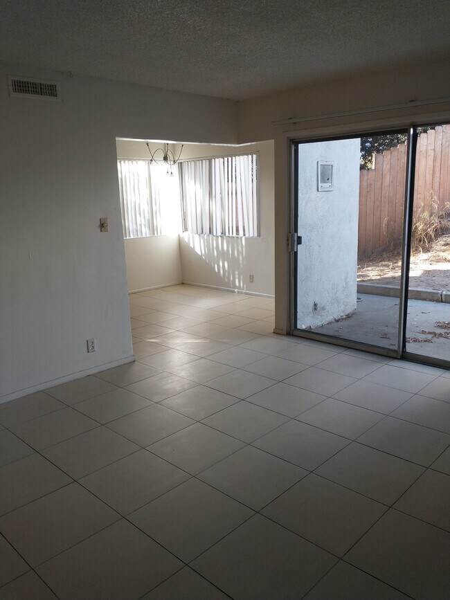 Comedor - 1857 W Malvern Ave