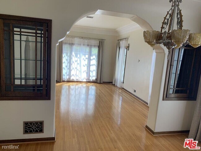 Building Photo - 2 br, 1 bath Condo - 929 N Ogden Dr Apt 3