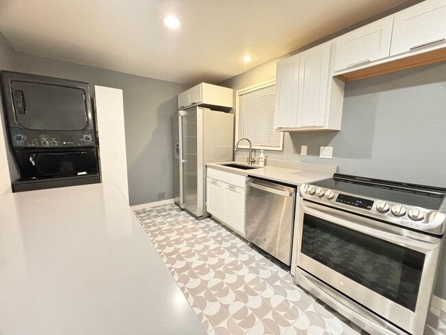 Building Photo - Updated 3 Bedroom on a dead end street in ...