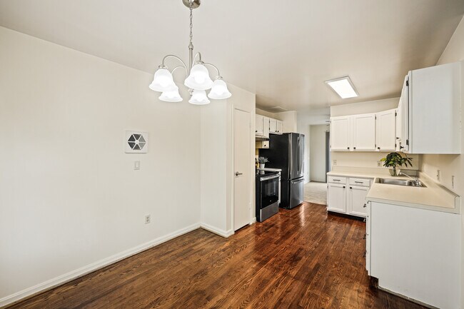 Building Photo - 622 Milford Ct