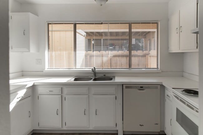 Building Photo - Updated 3 bedroom, 1.5 bathroom townhome.