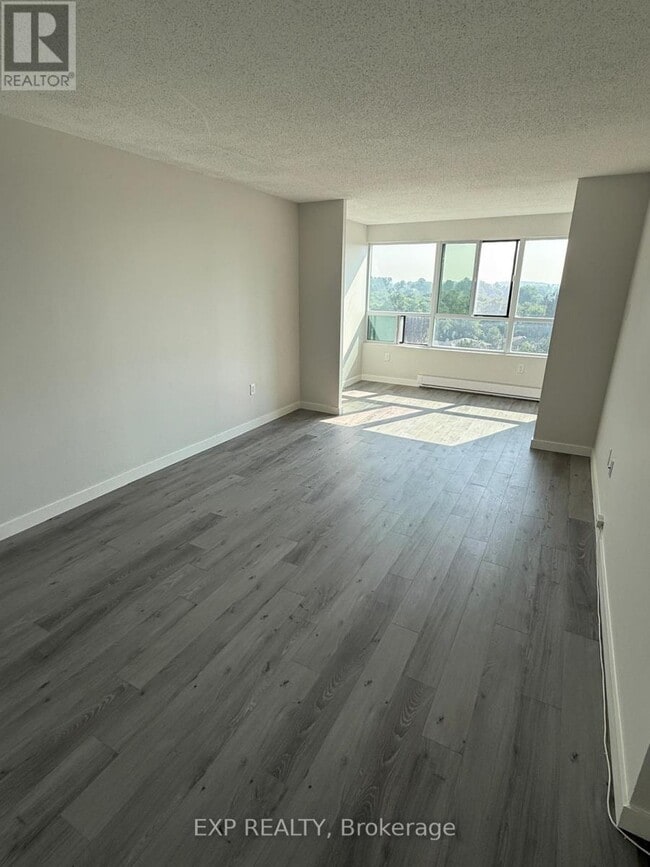 Building Photo - 600-600 Grenfell Dr