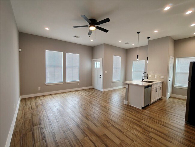 Foto del edificio - 4124 Vaughn St