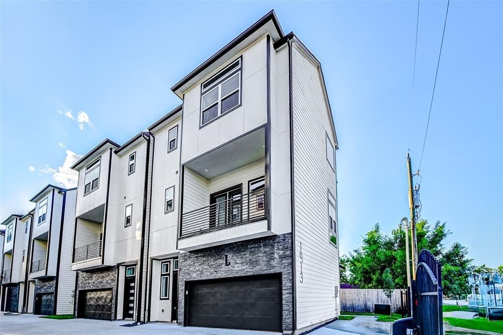 Primary Photo - 1913 Hoskins Dr