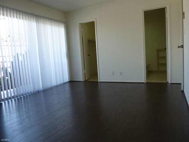 Building Photo - 2055 Rodney Dr