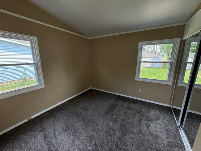 Foto del edificio - Spacious 3 Bedroom Home in Milan with Large Yard and Garage