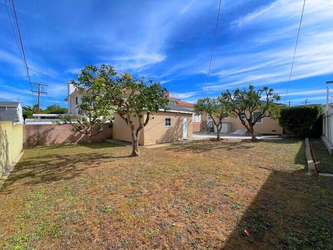 Foto del edificio - 1382 W 26th Pl