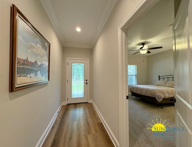 Building Photo - Beautiful 3 Bedroom Home with a Screened P...