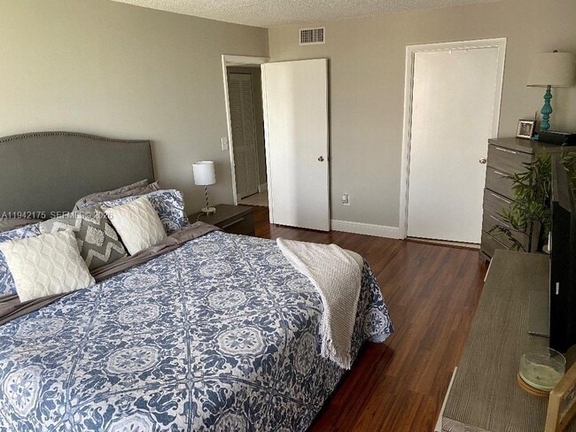 Foto del edificio - 498 NW 165th St