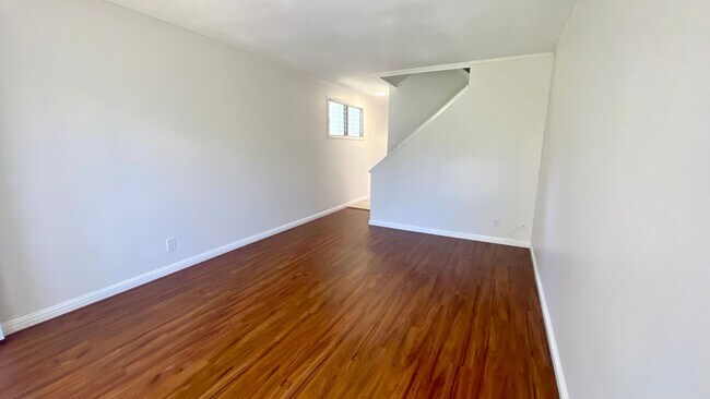 Foto del edificio - AVAILABLE NOW! SPACIOUS 2 BD/ 1 BA TOWNHOM...