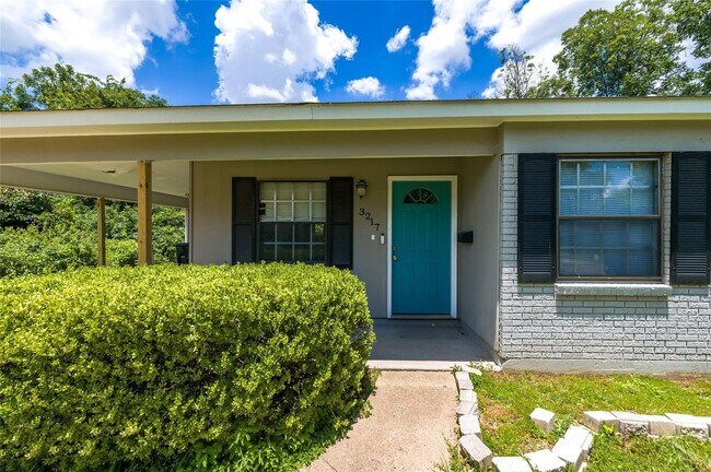 Foto del edificio - 3217 Thunderbird Ln