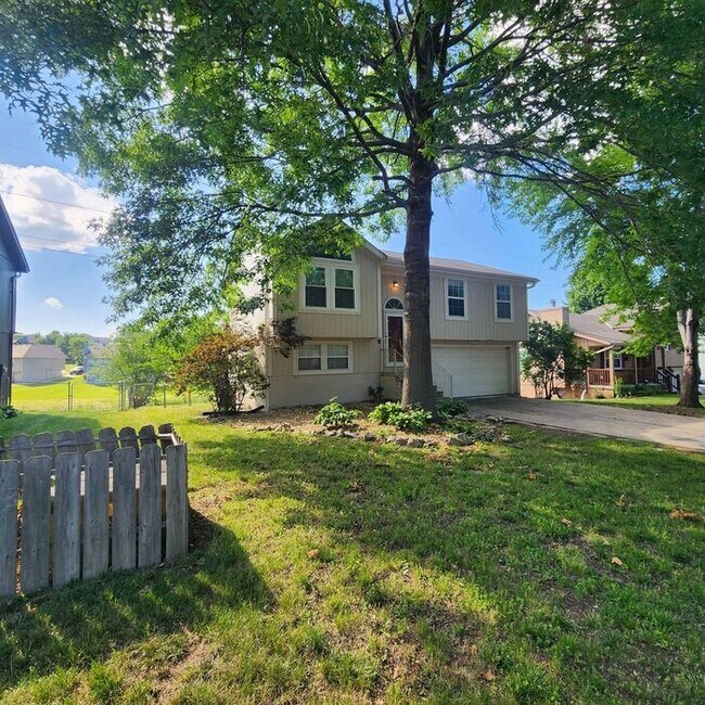 Building Photo - New Price! Gorgeous 3 Bedroom, 2 Bathroom,...