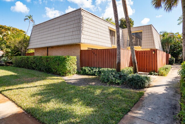 Building Photo - 1700 Embassy Dr