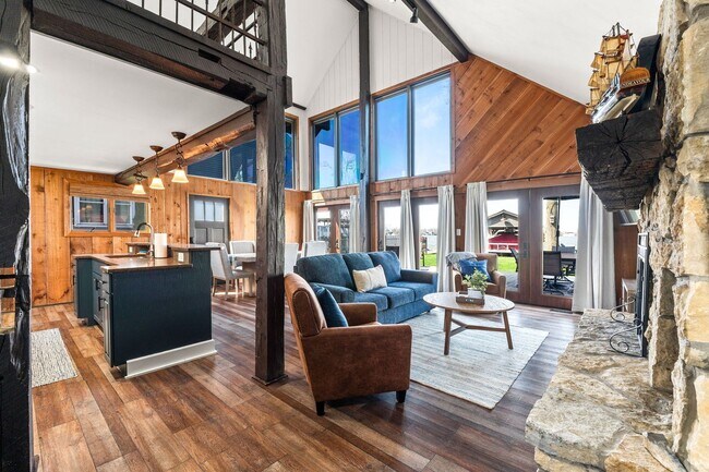 Building Photo - Fully Furnished 3 Bedroom Lakefront Home on Indian Lake