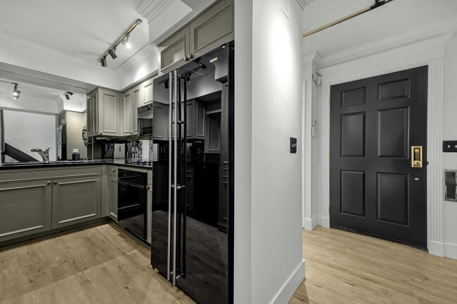 Building Photo - 3 Bedroom Luxury Condo