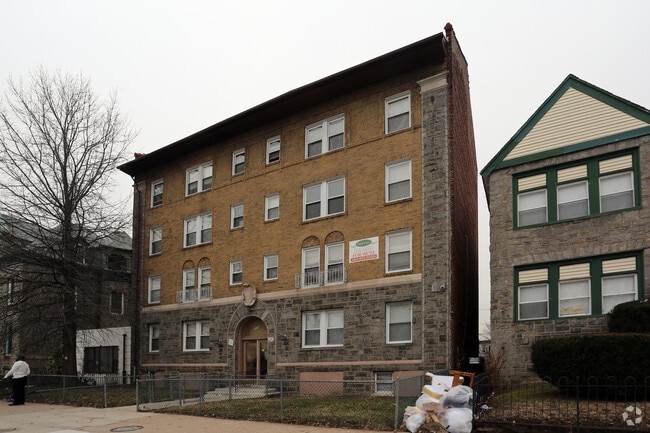 Building - Parklane Apartments