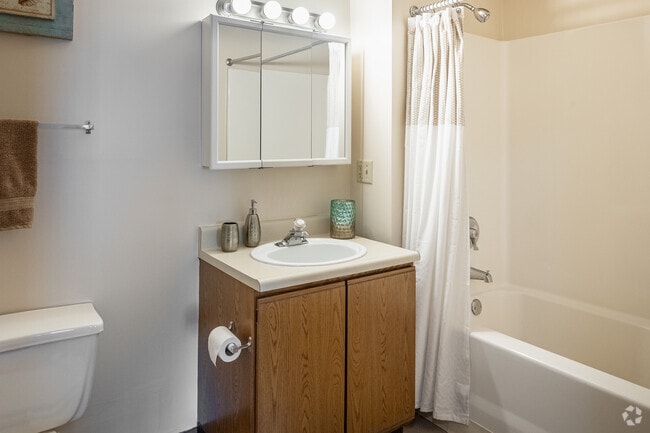 2BR, 1BA - 911SF - Bathroom - Covington Square