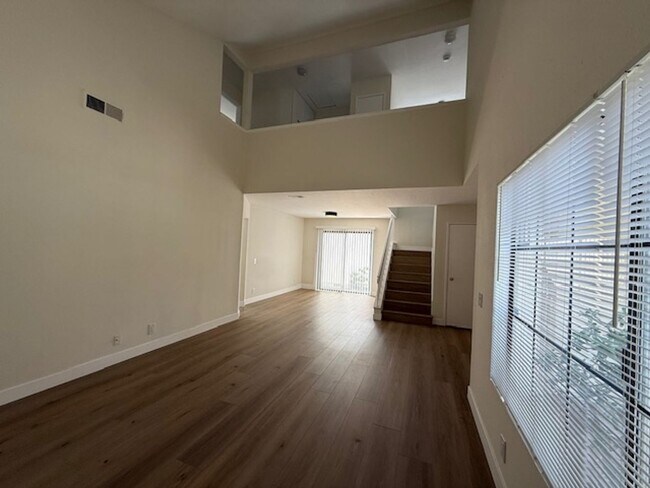 Building Photo - Updated 3 Bedroom Detached Home in Woodbri...