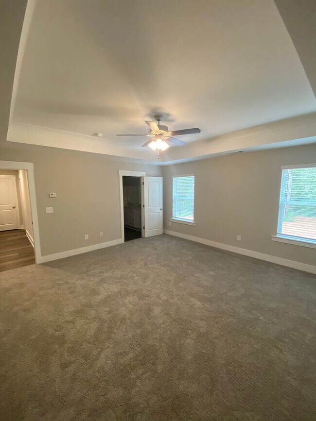 Building Photo - 5 Bed 3 Bath in Stone Mountain!