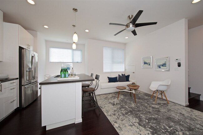 Foto del edificio - Beautiful 2-Bedroom Townhome in Hillcrest with Private Balconies & Attached Garage