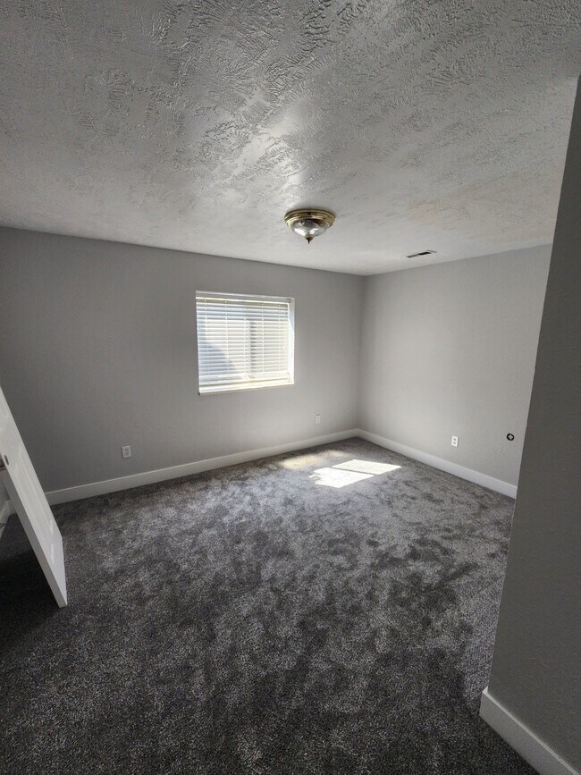 Building Photo - 976 N 40 W