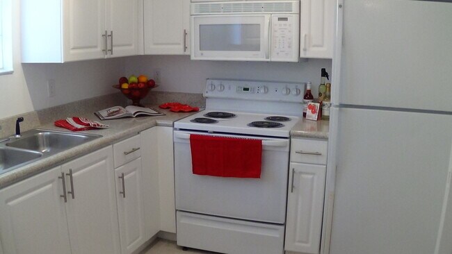 Building Photo - Ask About Our Manager Special!!