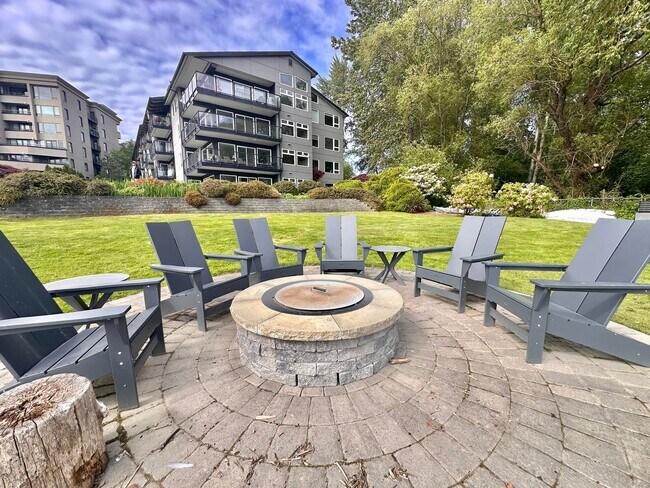 Foto del edificio - Rare Kirkland Condo on the Juanita Waterfront! Available August 1st, 2026!