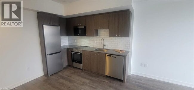 Photo du bâtiment - 5 Wellington St S