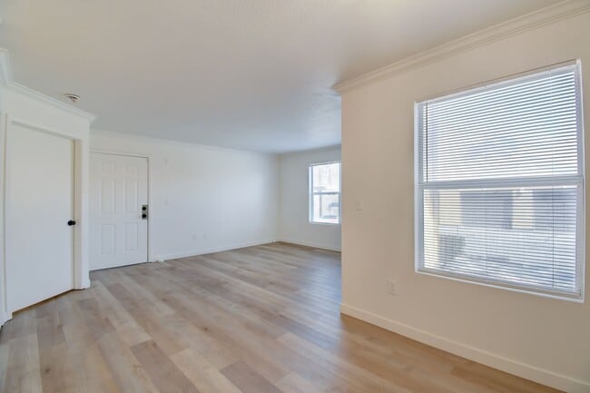 Building Photo - Upgraded 2-bedroom, 2-bath Must See!!