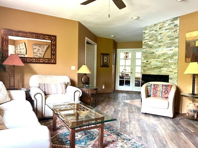 Foto del edificio - 6655 N Canyon Crest Dr