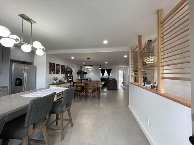 Vista del segundo piso desde el comedor hasta la entrada principal. - 951 Hala Dr