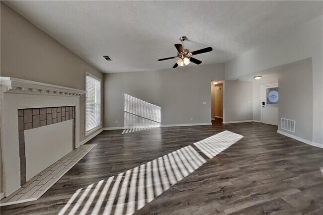 Foto del edificio - 645 Paris Dr