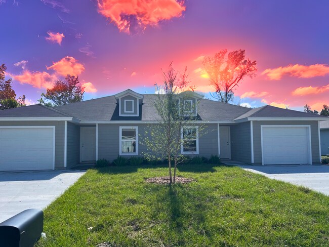 Building Photo - START THE NEW YEAR IN A NEW HOME IN PALM C...