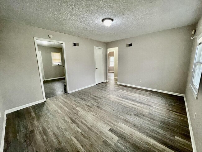 Foto del edificio - 7317 Agnes Ave