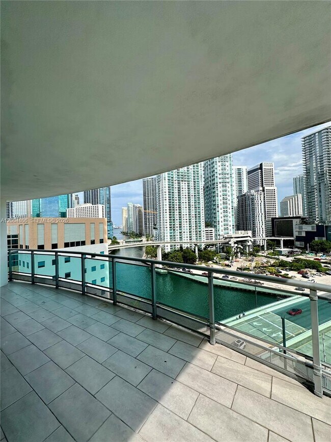 Foto del edificio - 350 S Miami Ave